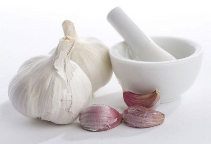 Garlic is a popular remedy for worms in adults