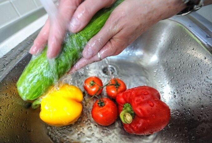 To prevent parasitic infection, you need to wash vegetables before eating them.